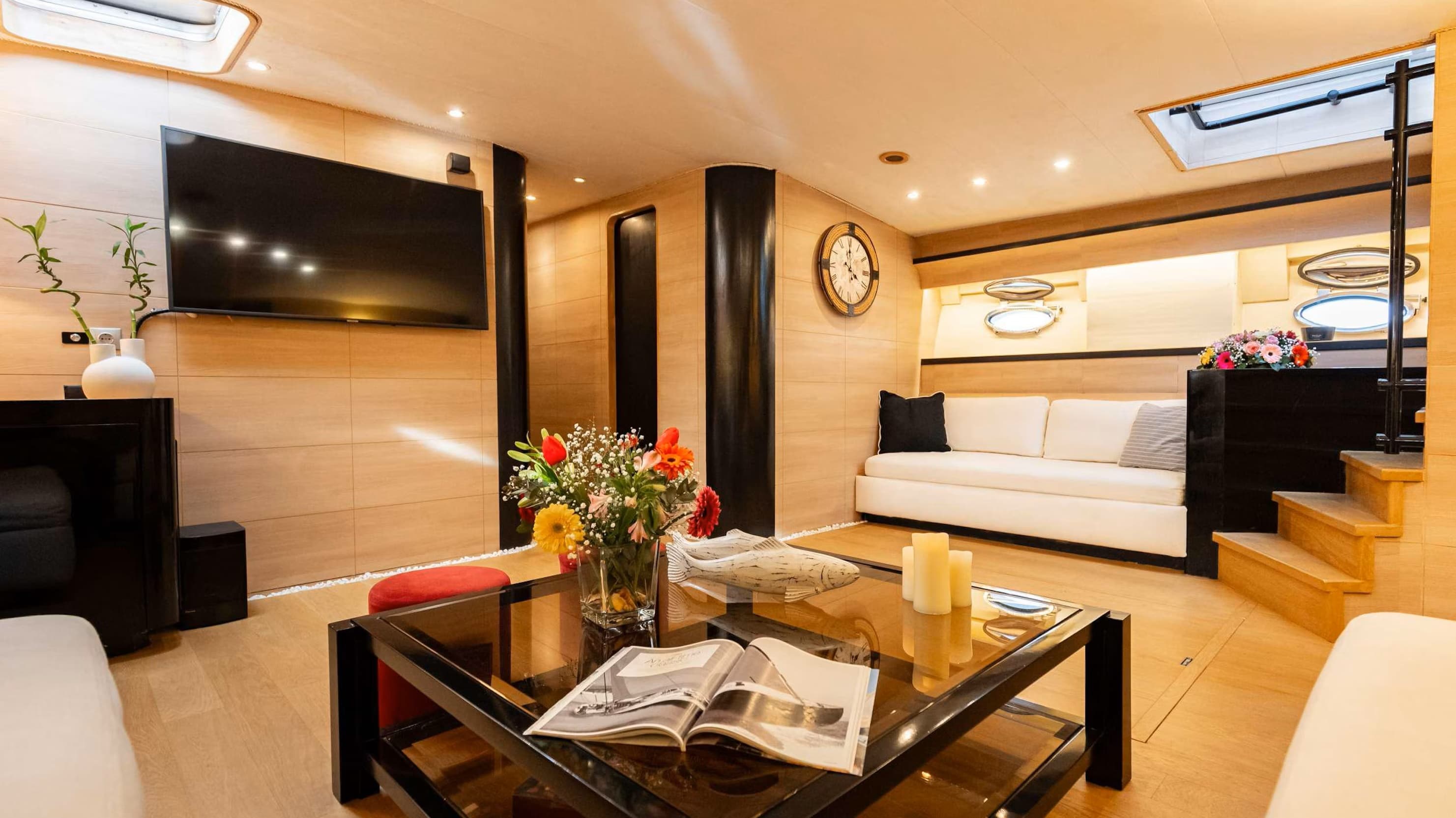 80 Palmer Johnson - ELEGANT 17.jpg